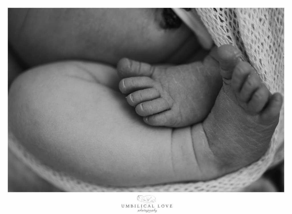 newborn baby feet curled up like in the womb 