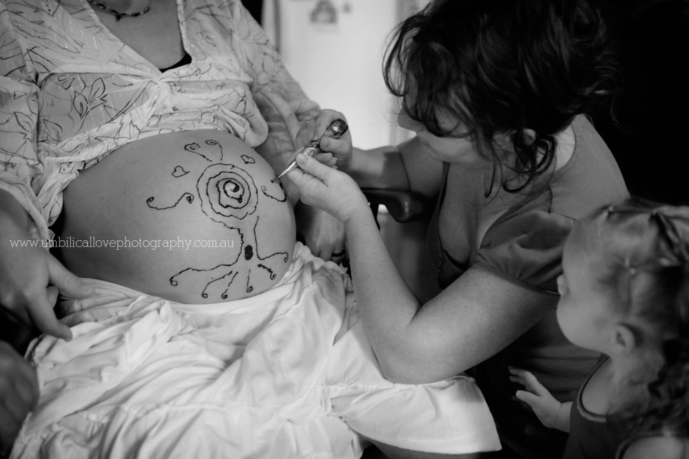 blessing way belly painting painting a tree pattern with henna on pregnant belly