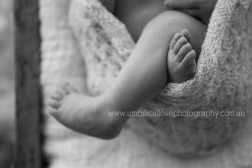 newborn-baby-albury-wodonga-photographer shot of a newborn babys toes and legs crossed such fine detail in a photo